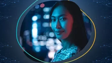 Mulher sorrindo com fundo urbano iluminado.