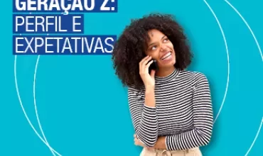 Jovem sorrindo ao telefone, fundo azul claro. Texto: Geração Z: Perfil e Expectativas.